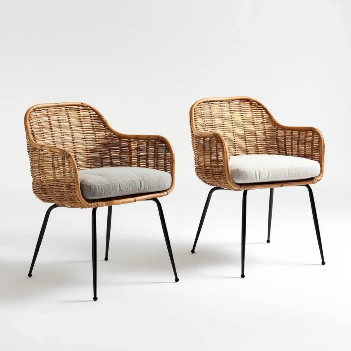 Lot de 2 fauteuils de jardin forme arrondie en rotin synthétique PE naturel acier noir avec coussins beige 60 x 62 x 82 cm